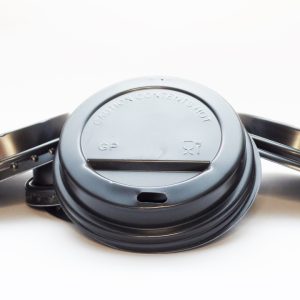 Tapas negras para vasos de papel ecológicos GreenCup Chile, ideales para mantener tus bebidas seguras y frescas. Compatibles con vasos de 6, 8, 12, 16 y 21 oz.
