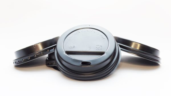 Tapas negras para vasos de papel ecológicos GreenCup Chile, ideales para mantener tus bebidas seguras y frescas. Compatibles con vasos de 6, 8, 12, 16 y 21 oz.